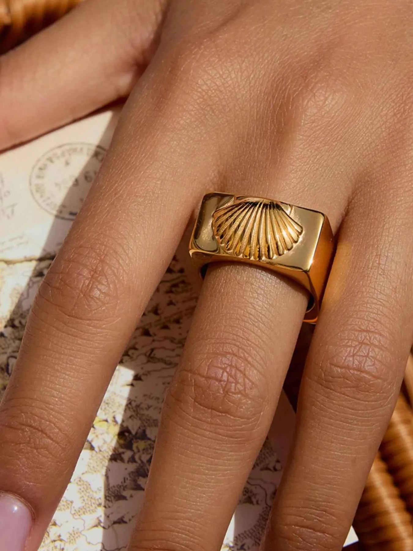 Vintage Shell Pattern Gold Signet Ring