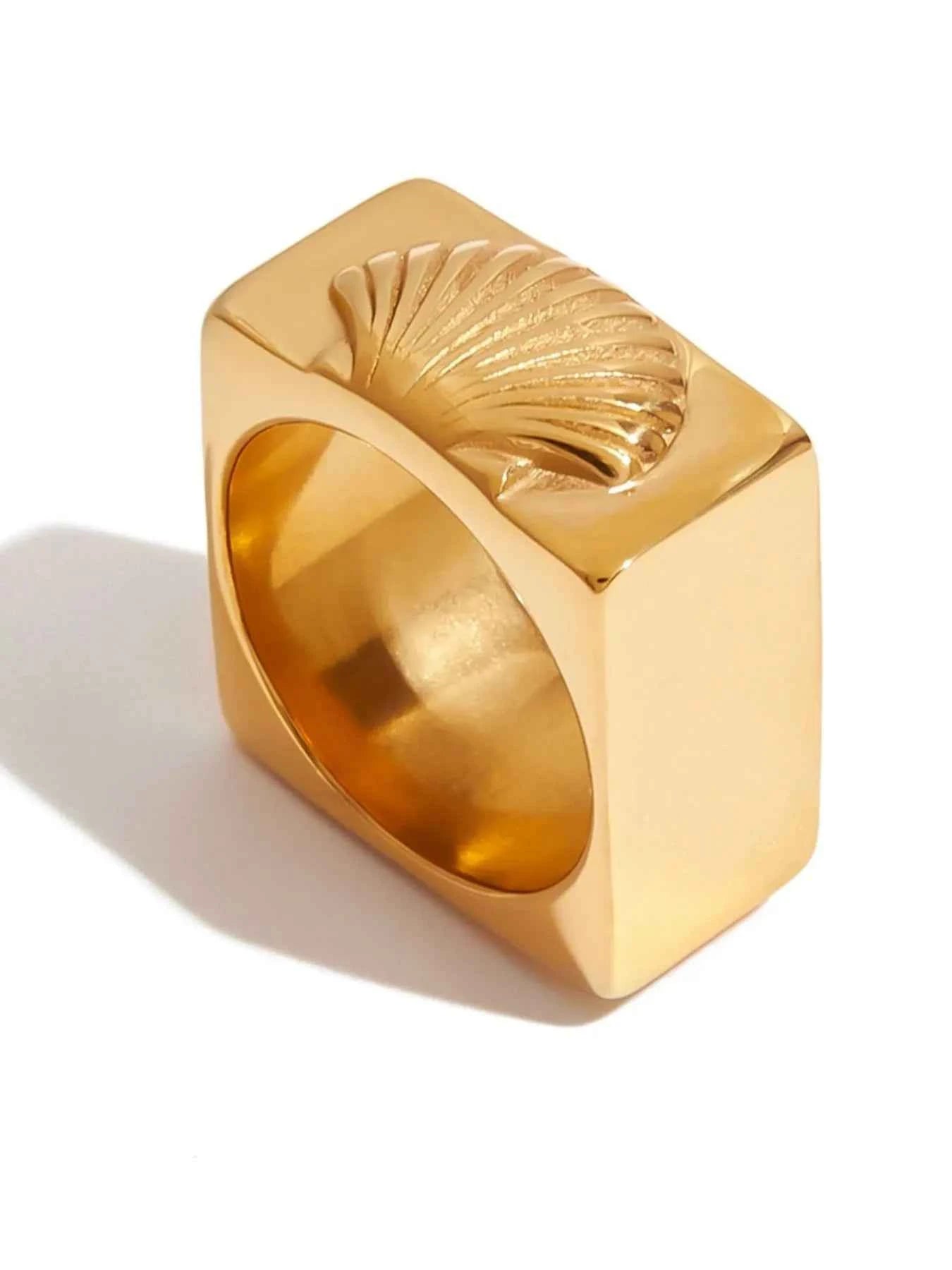 Vintage Shell Pattern Gold Signet Ring