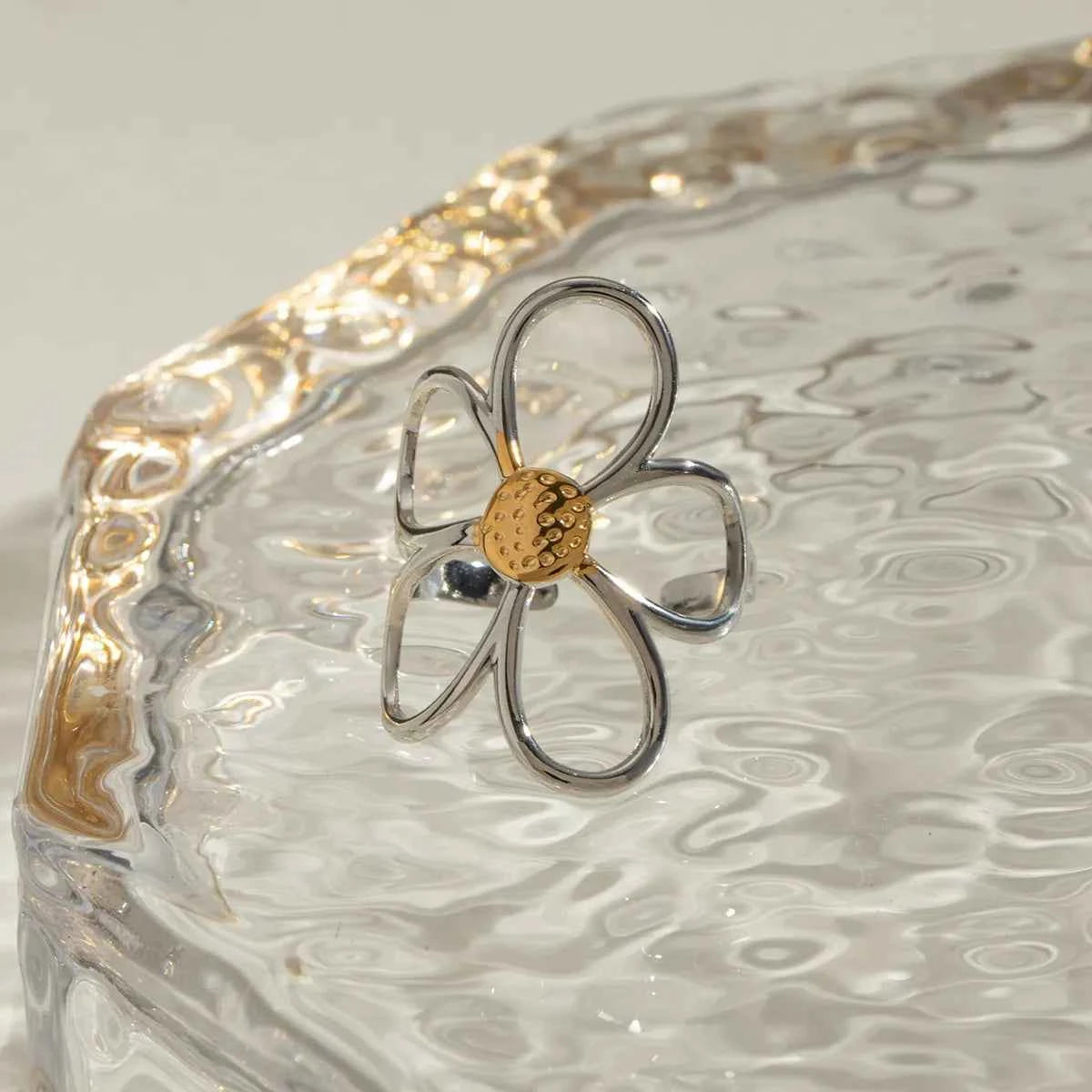 Two-Tone Daisy Flower Ring
